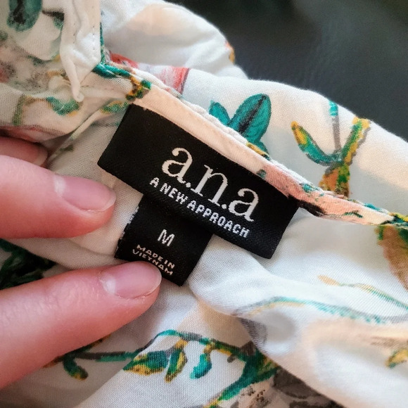 a.n.a. Women's Cold Shoulder Top Size Medium White Floral V-Neck Short Sleeve - Picture 3 of 13